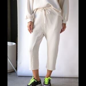 Xirena Tate Cropped Sweatpants in Seashell Cream Color Raw Hem Drawstring Size S